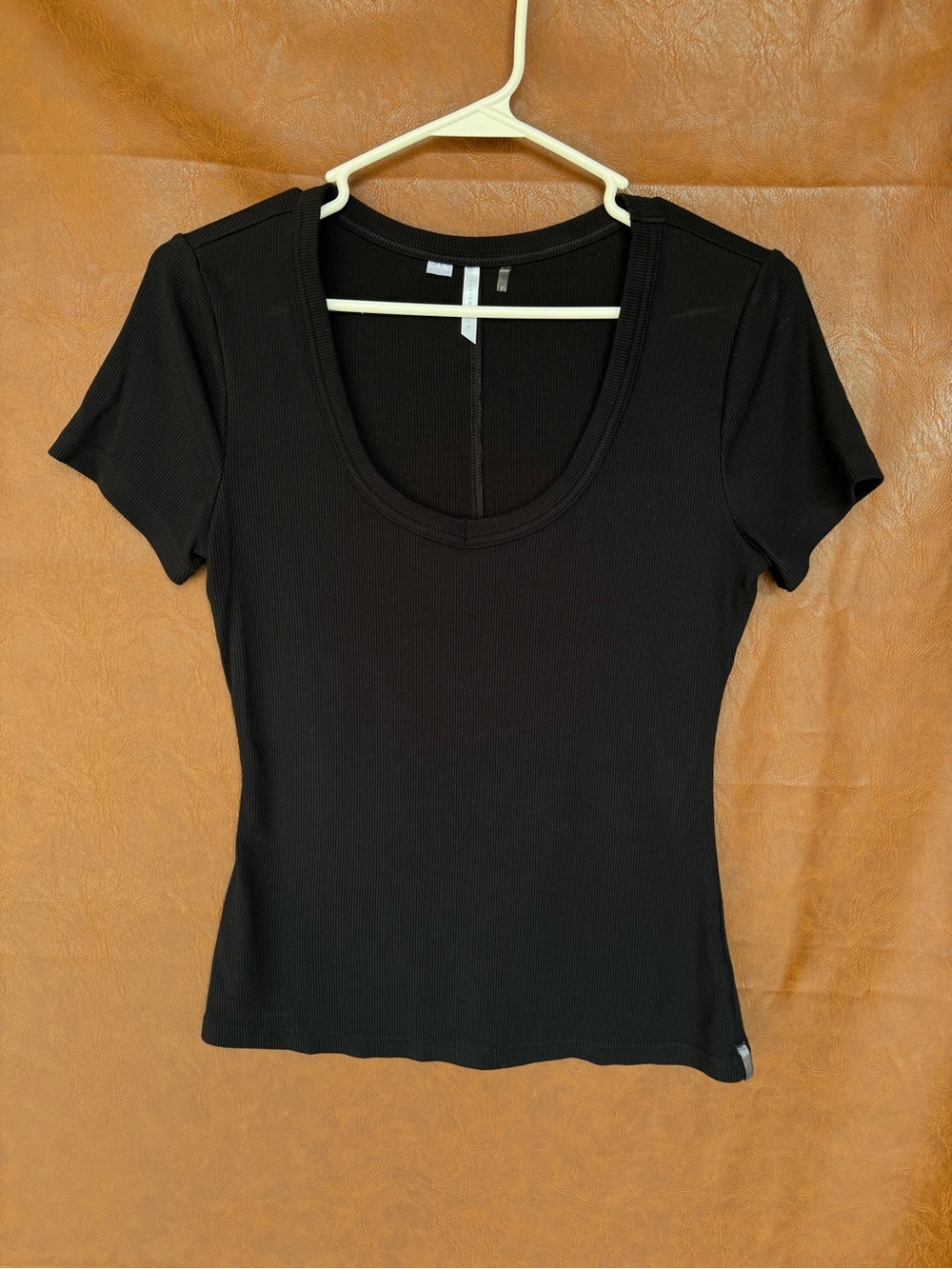 TravisMathew Womens M Black Ribbed Scoop Neck T Shirt Golf Casual Fitted Top
